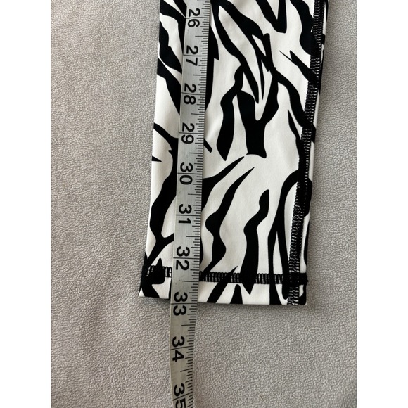 Zyia black and white print crop leggings size 2 0302 - Picture 9 of 9
